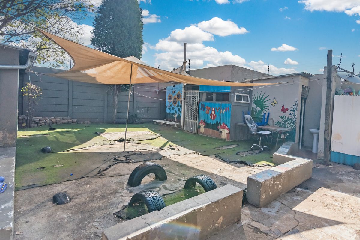 3/4 BEDROOM FAMILY HOME WITH PLAYSCHOOL FACILITIES. **LOCK UP PARKING FOR ±4 VEHICLES** - Photo 2