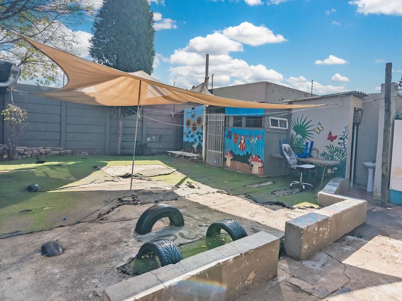 3/4 BEDROOM FAMILY HOME WITH PLAYSCHOOL FACILITIES. **LOCK UP PARKING FOR ±4 VEHICLES** - Photo 2