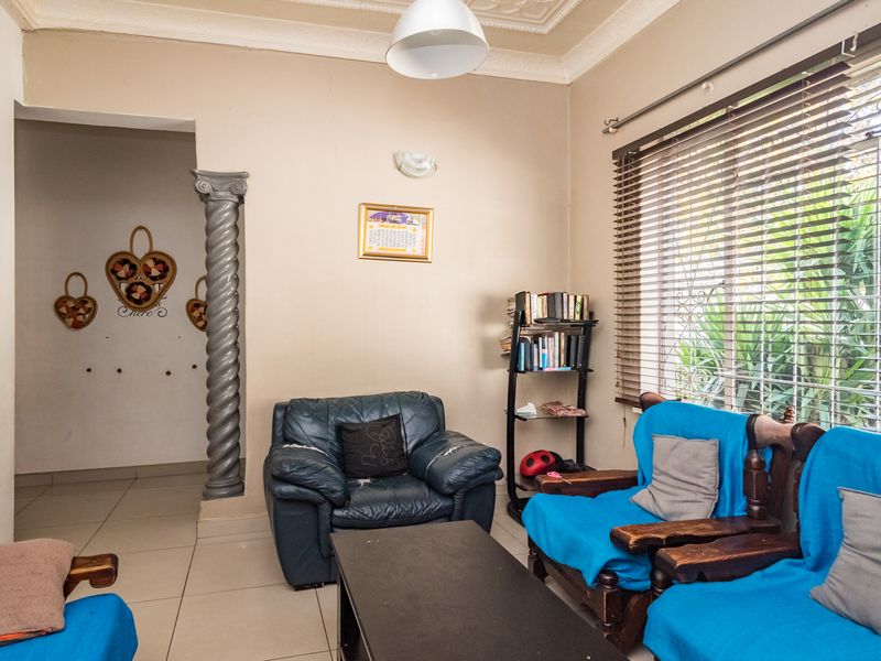 3/4 BEDROOM FAMILY HOME WITH PLAYSCHOOL FACILITIES. **LOCK UP PARKING FOR ±4 VEHICLES** - Photo 6