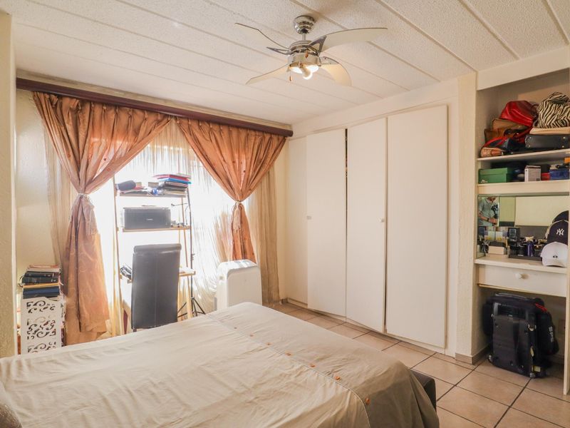 A ground floor unit featuring 3 Bedrooms - Photo 9