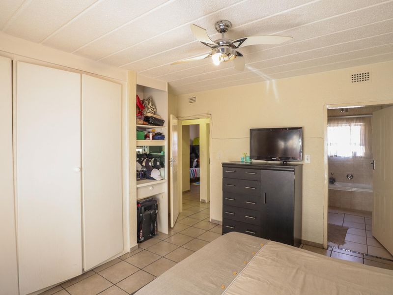 A ground floor unit featuring 3 Bedrooms - Photo 8