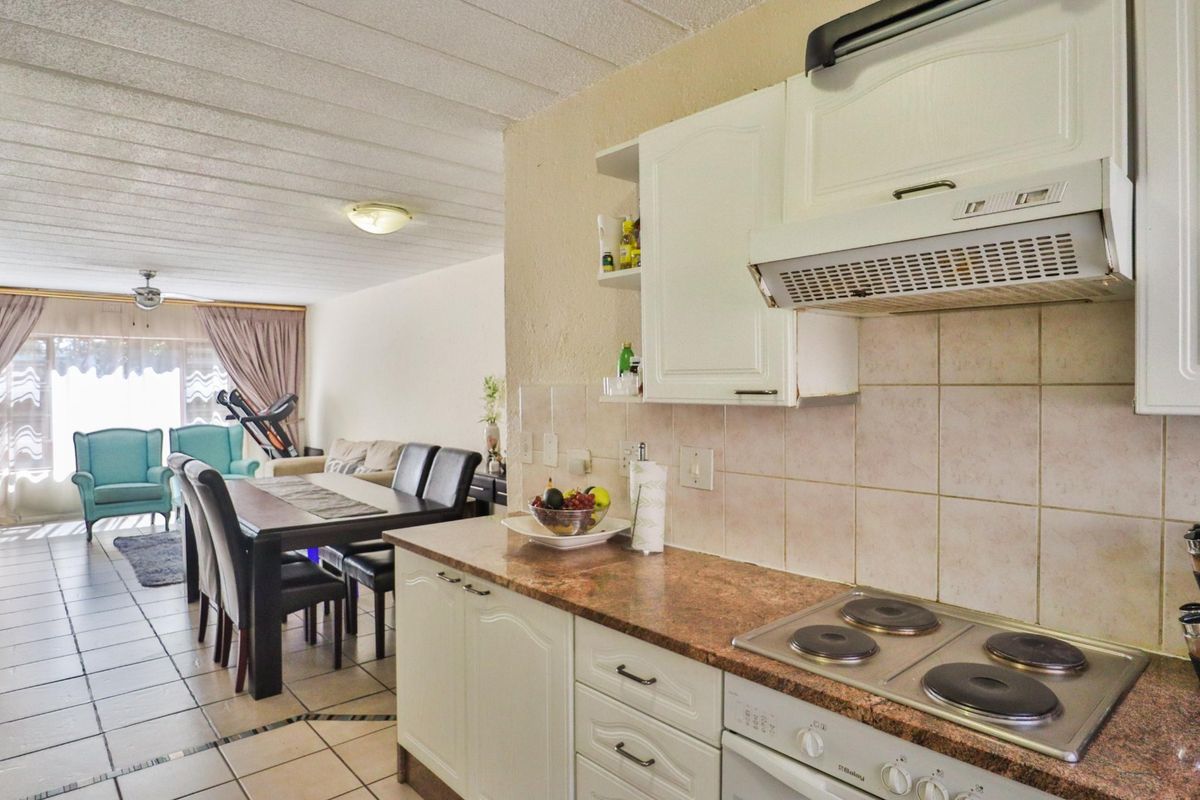 A ground floor unit featuring 3 Bedrooms - Photo 5