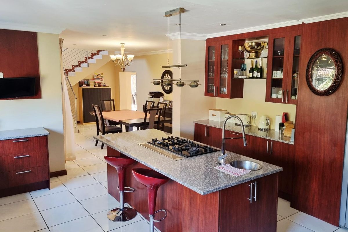 Stunning 5 Bedroom House for Sale in Rooihuiskraal - Photo 2