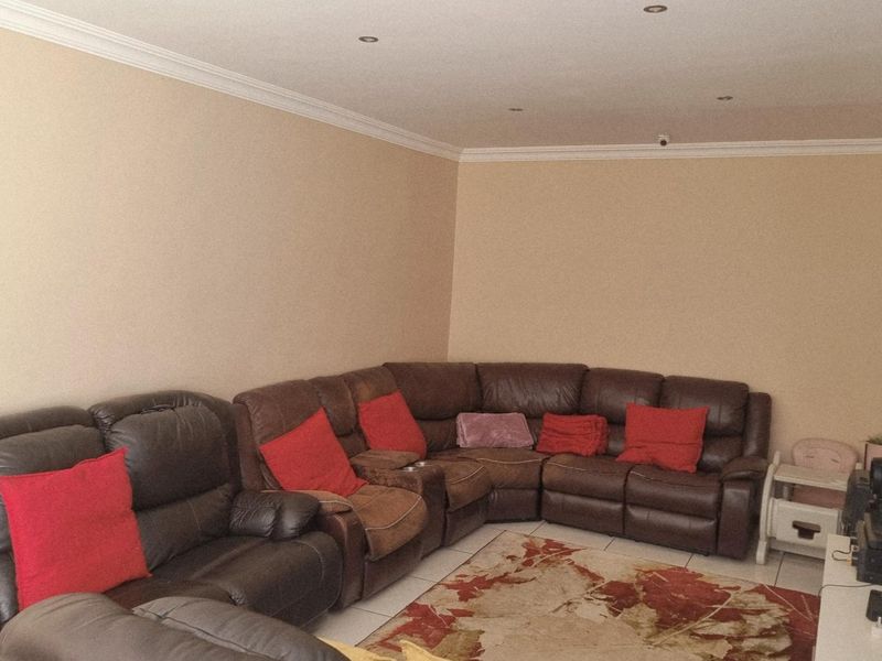 Stunning 5 Bedroom House for Sale in Rooihuiskraal - Photo 6