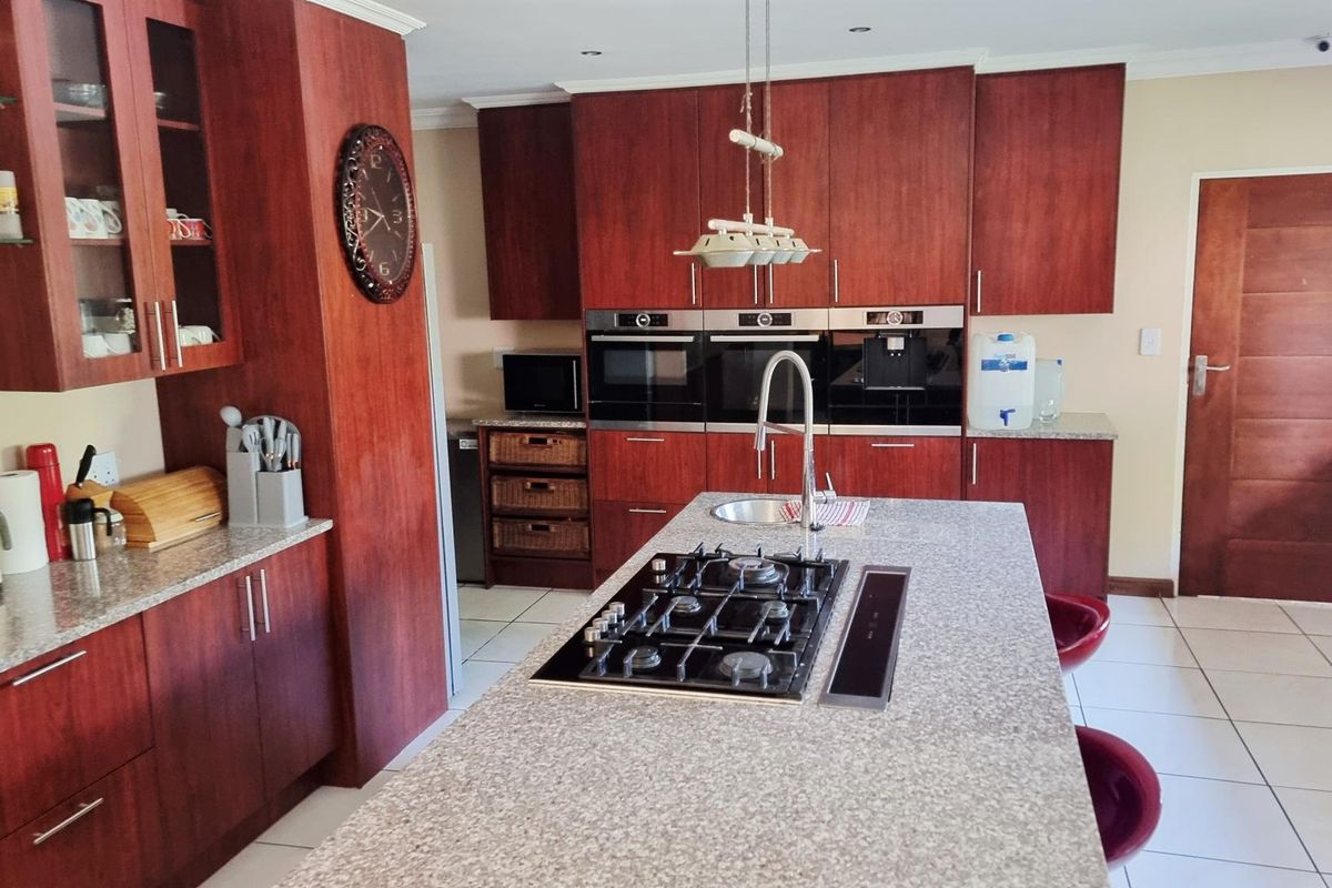 Stunning 5 Bedroom House for Sale in Rooihuiskraal - Photo 3