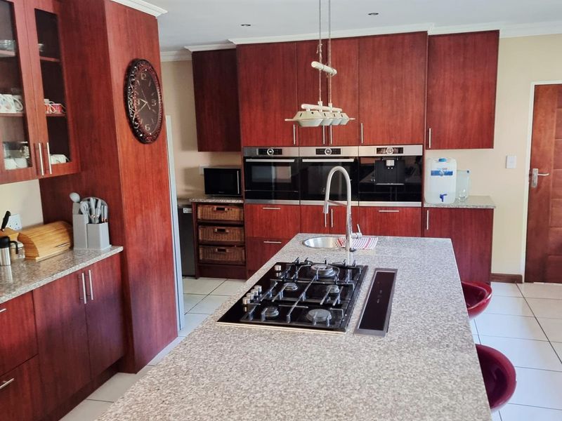 Stunning 5 Bedroom House for Sale in Rooihuiskraal - Photo 3