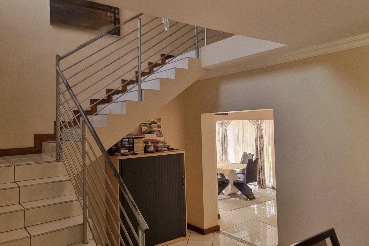 Stunning 5 Bedroom House for Sale in Rooihuiskraal - Photo 4