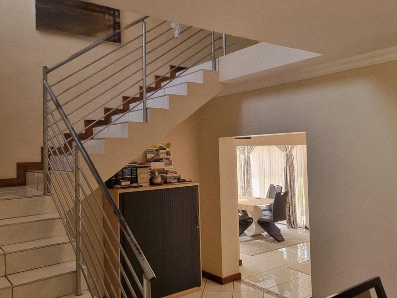 Stunning 5 Bedroom House for Sale in Rooihuiskraal - Photo 4