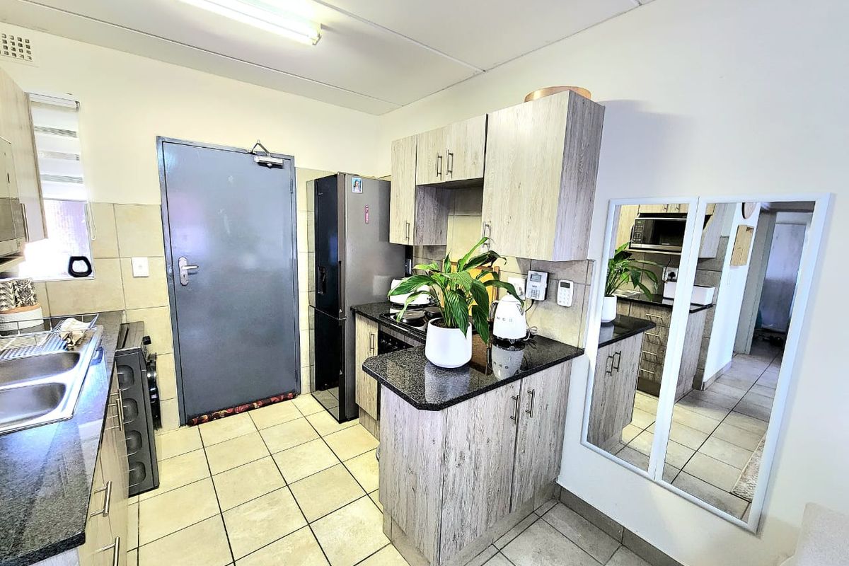 Charming 2-bedroom sectional title in Montana Tuine, Pretoria - Photo 3