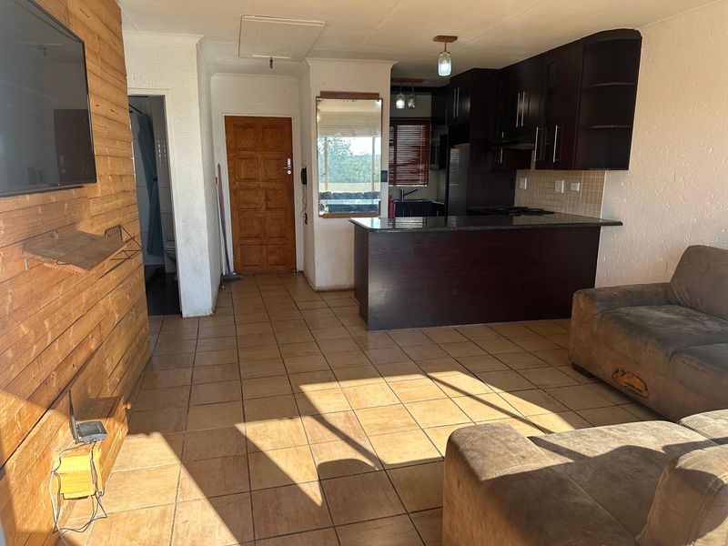 Sun-Filled 2 bedroom Serenity in Eden Glen! - Photo 2