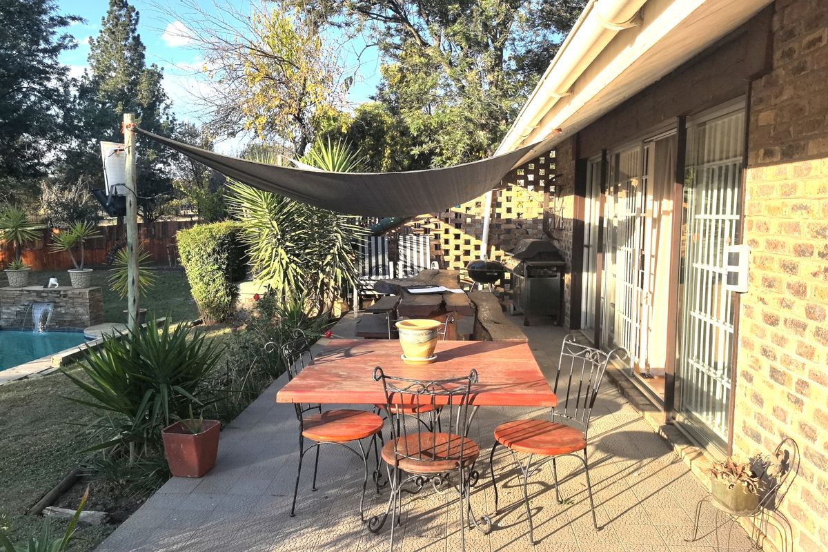 Stunning 4-bedroom equestrian property in Laezonia, Centurion, perfect for horse lovers and families - Photo 2