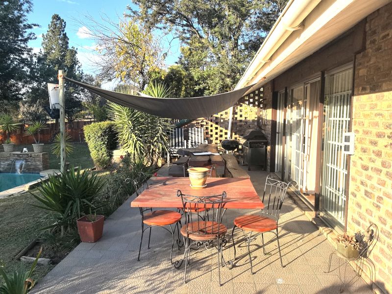 Stunning 4-bedroom equestrian property in Laezonia, Centurion, perfect for horse lovers and families - Photo 2