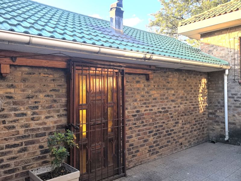 Stunning 4-bedroom equestrian property in Laezonia, Centurion, perfect for horse lovers and families - Photo 9