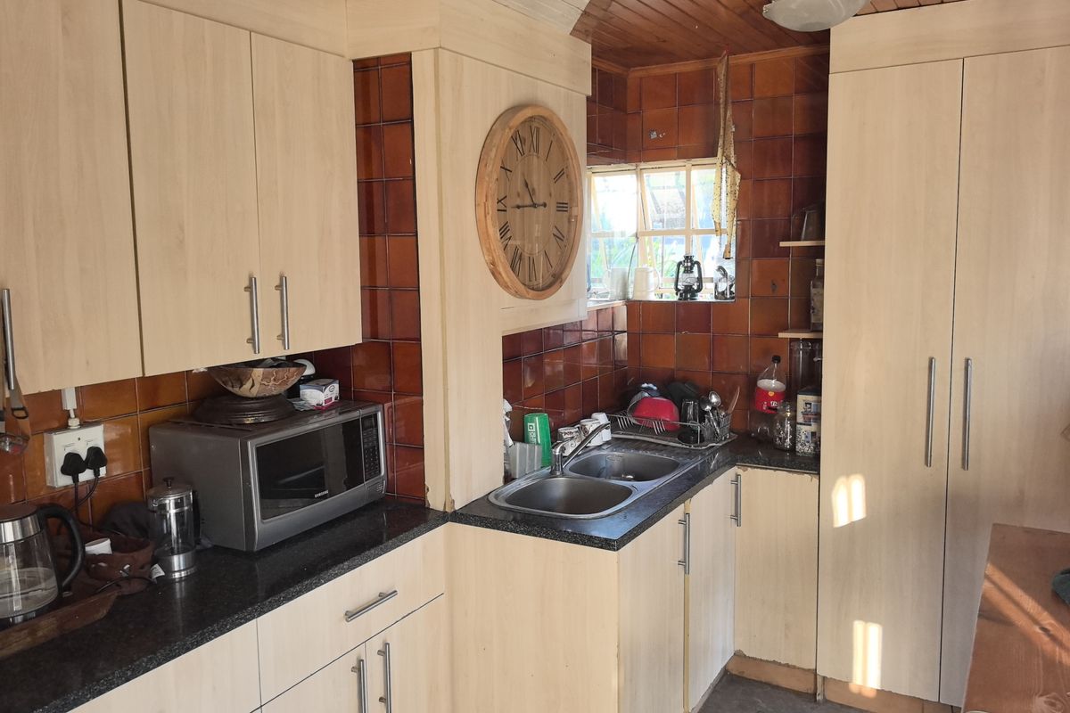 Stunning 4-bedroom equestrian property in Laezonia, Centurion, perfect for horse lovers and families - Photo 4