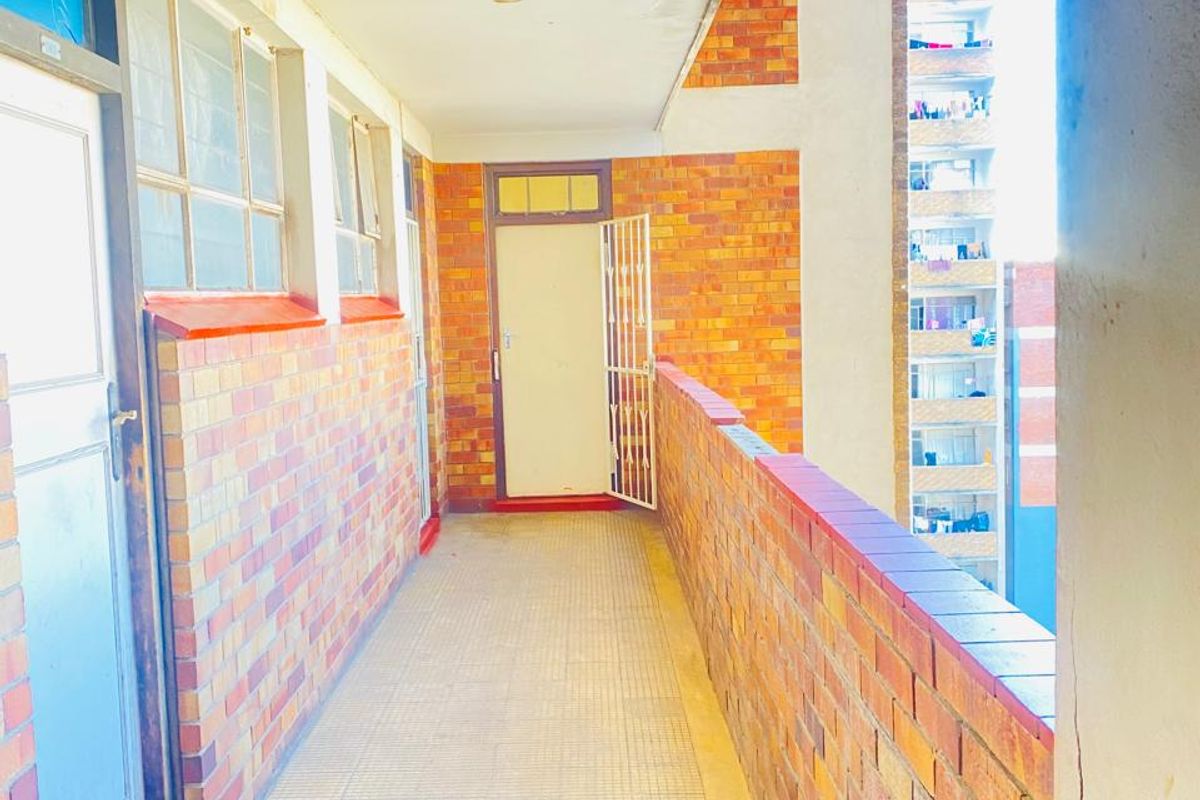 Spacious 2-Bedroom Unit with Investment Potential in Hillbrow - Photo 5