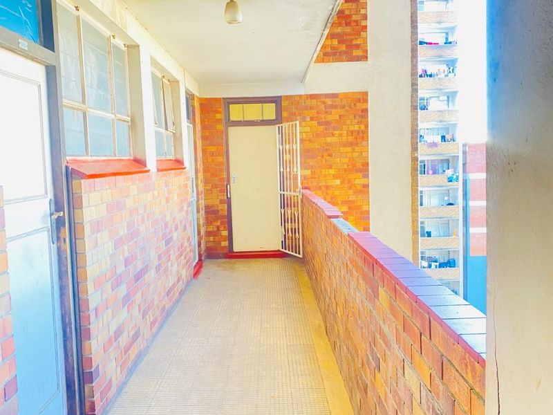 Spacious 2-Bedroom Unit with Investment Potential in Hillbrow - Photo 5