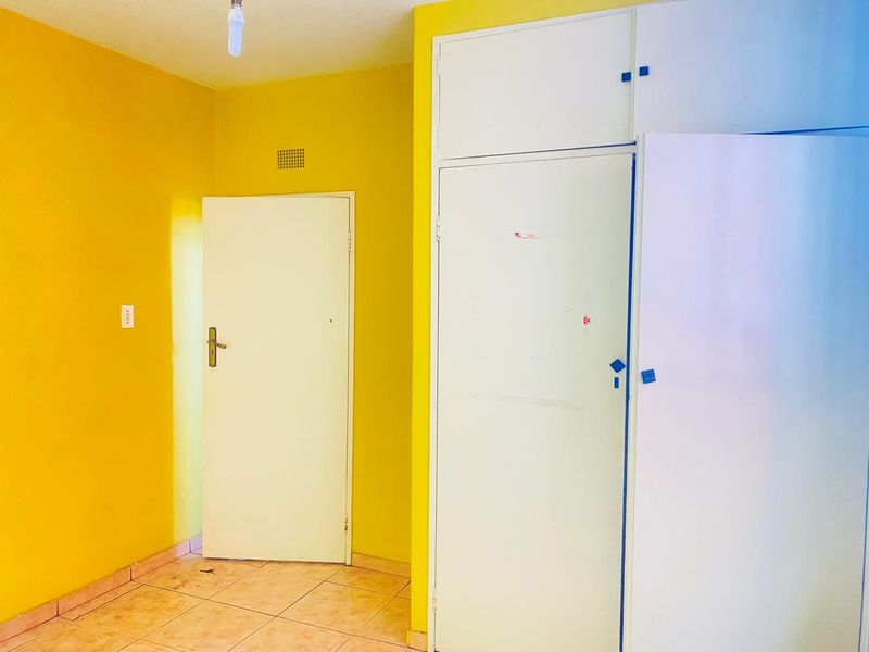 Spacious 2-Bedroom Unit with Investment Potential in Hillbrow - Photo 9