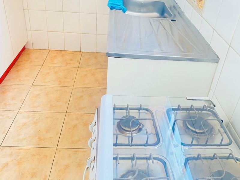 Spacious 2-Bedroom Unit with Investment Potential in Hillbrow - Photo 7