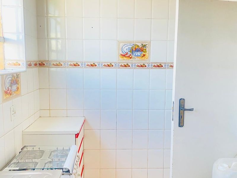 Spacious 2-Bedroom Unit with Investment Potential in Hillbrow - Photo 8