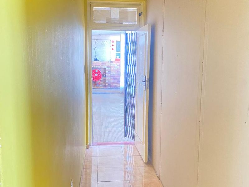 Spacious 2-Bedroom Unit with Investment Potential in Hillbrow - Photo 6