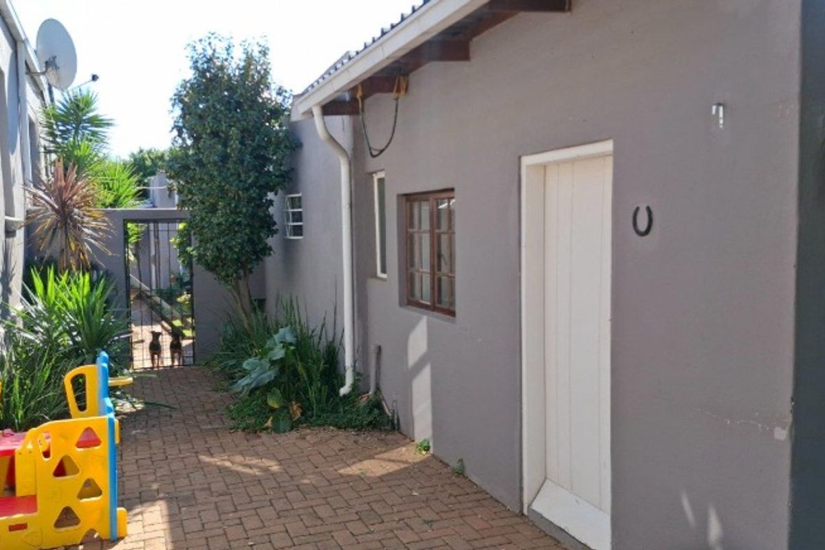 A Premium, High-Yield Investment on Melville's Best Street. - Photo 3