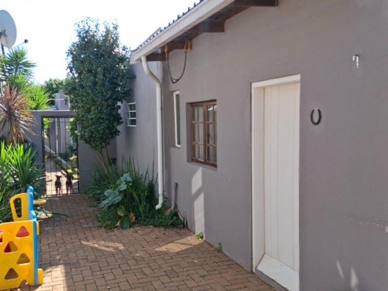 A Premium, High-Yield Investment on Melville's Best Street. - Photo 3