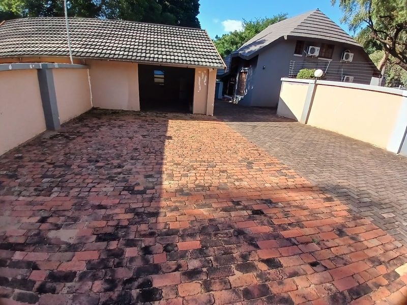 4 Bedroom House for Sale in Heatherview - Photo 4