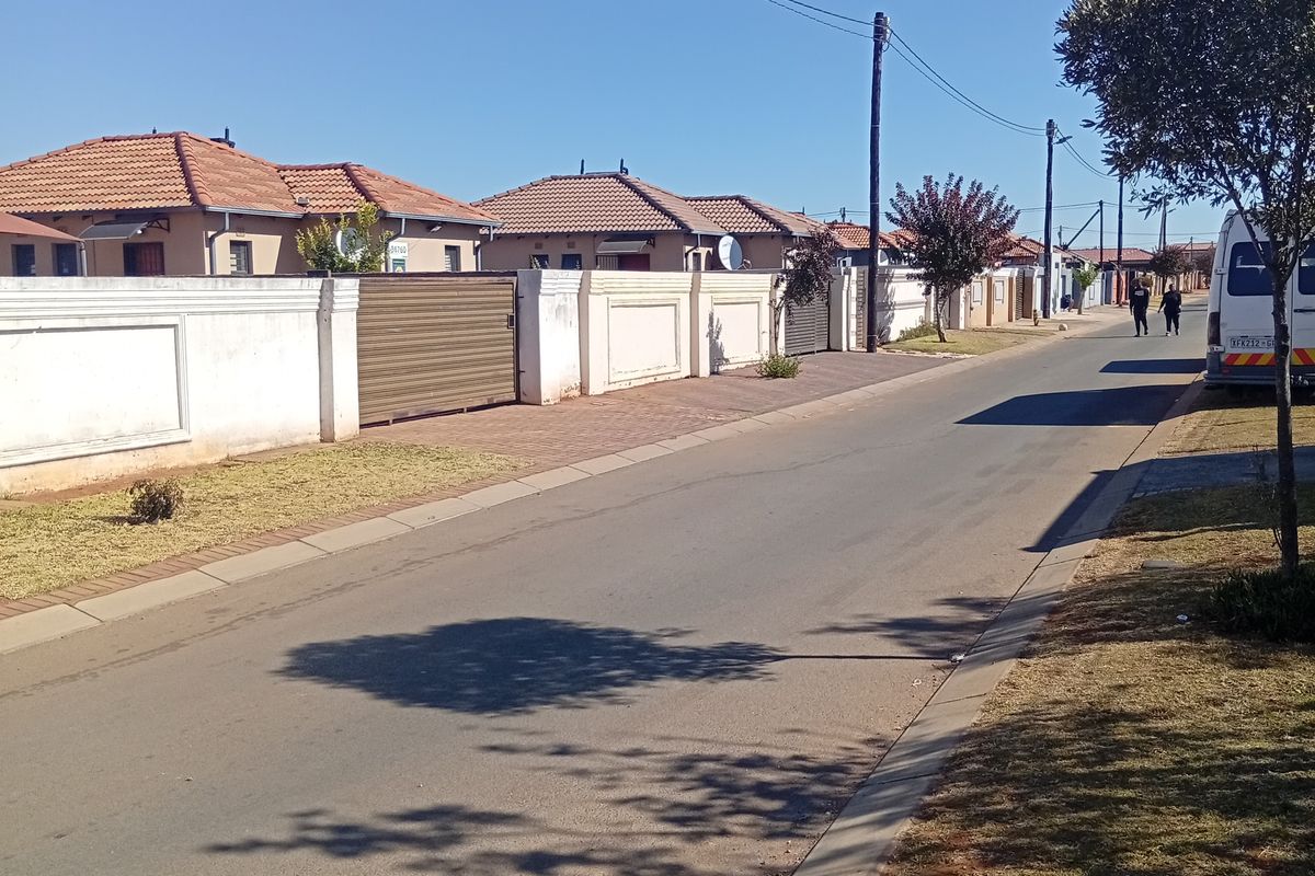 Stunning 3 bedroom house for sale in Protea Glen Ext 40 - modern amenities and spacious living await - Photo 5