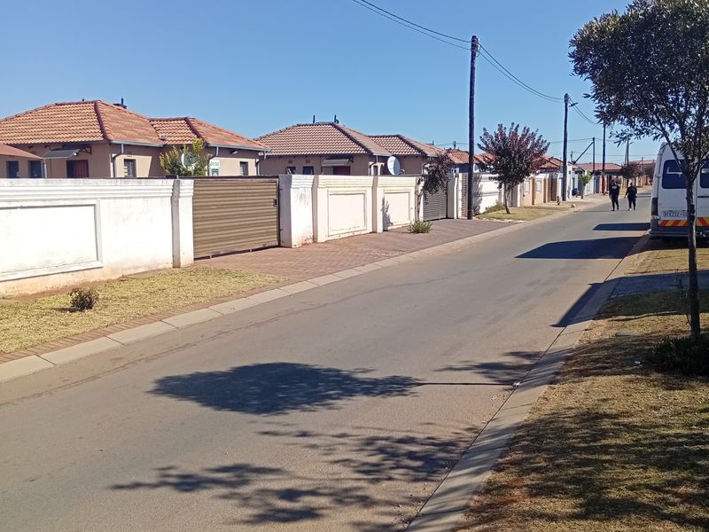 Stunning 3 bedroom house for sale in Protea Glen Ext 40 - modern amenities and spacious living await - Photo 5