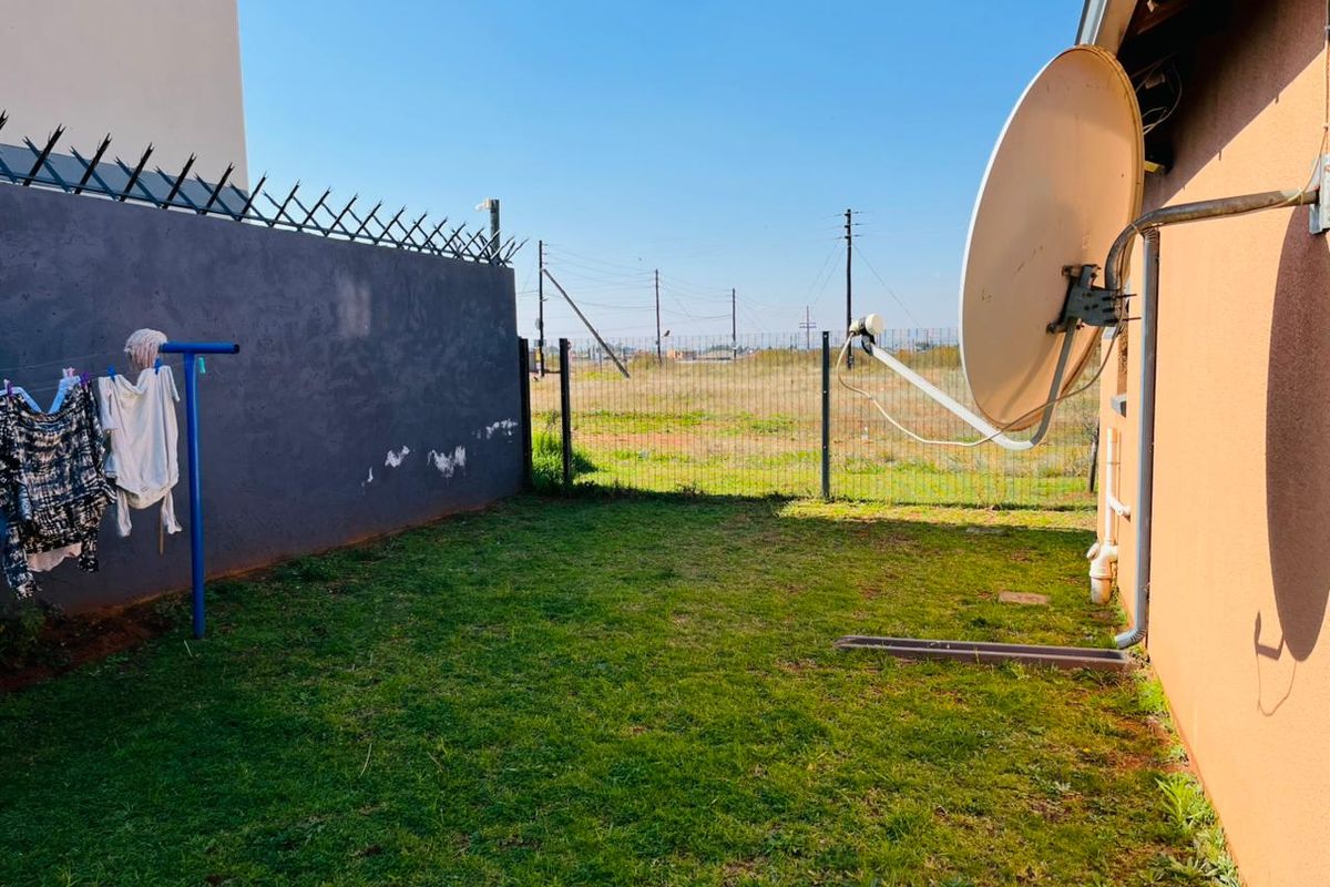 Stunning 3 bedroom house for sale in Protea Glen Ext 40 - modern amenities and spacious living await - Photo 4