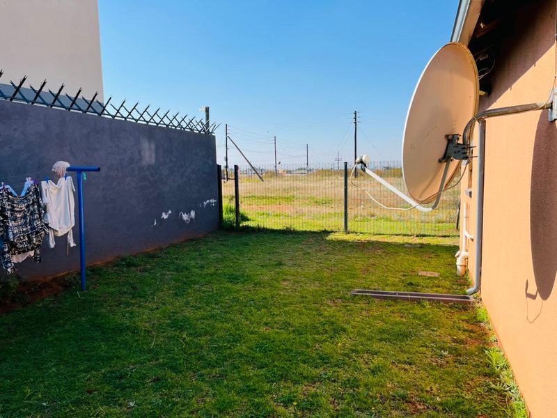 Stunning 3 bedroom house for sale in Protea Glen Ext 40 - modern amenities and spacious living await - Photo 4