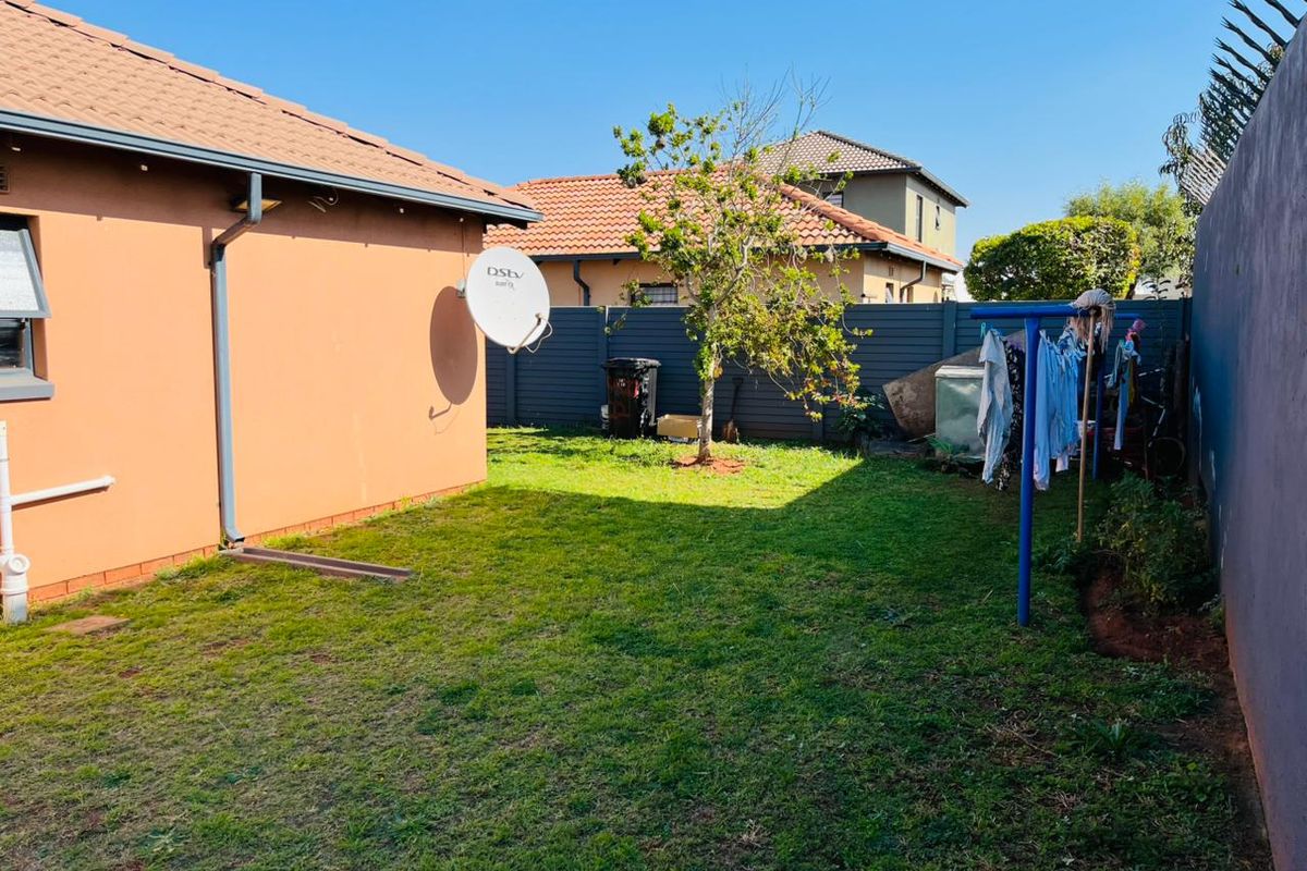 Stunning 3 bedroom house for sale in Protea Glen Ext 40 - modern amenities and spacious living await - Photo 3