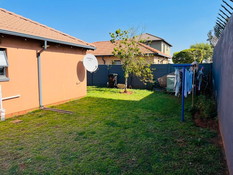 Stunning 3 bedroom house for sale in Protea Glen Ext 40 - modern amenities and spacious living await - Photo 3