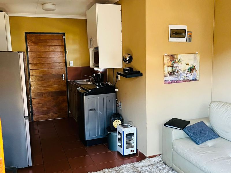 Stunning 3 bedroom house for sale in Protea Glen Ext 40 - modern amenities and spacious living await - Photo 9