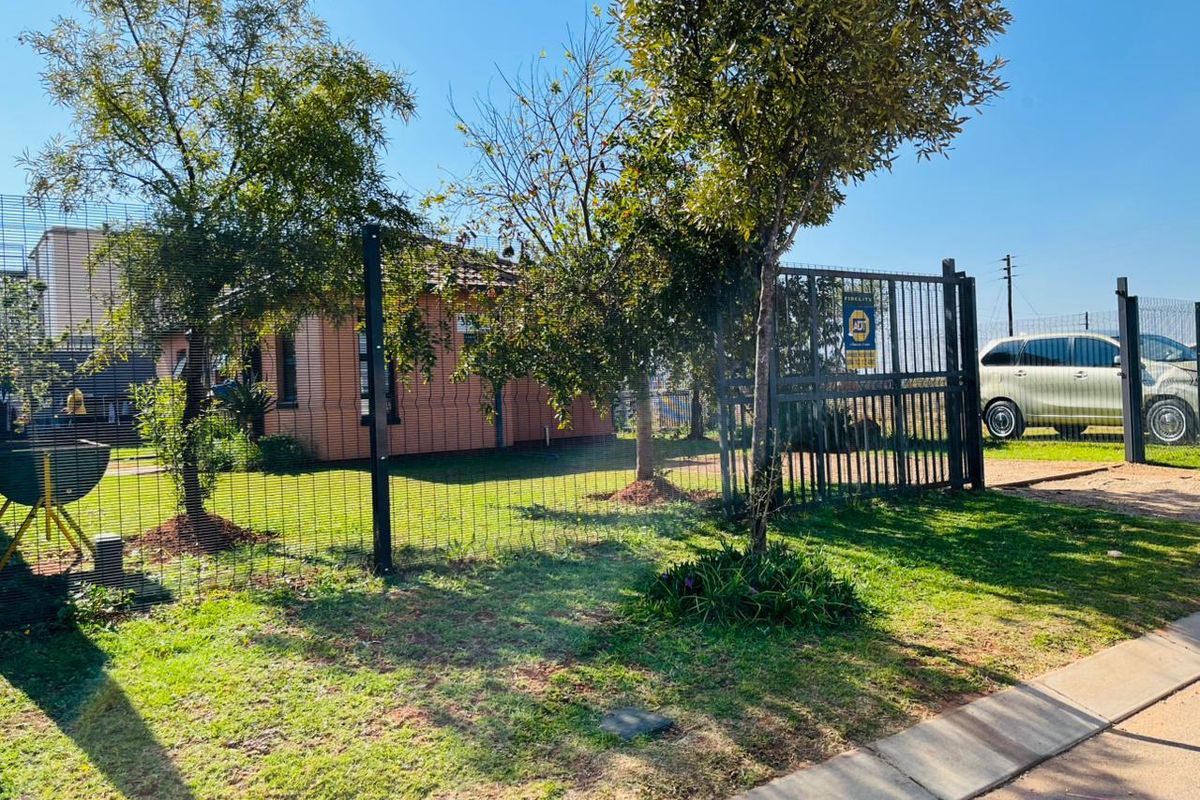 Stunning 3 bedroom house for sale in Protea Glen Ext 40 - modern amenities and spacious living await - Photo 2