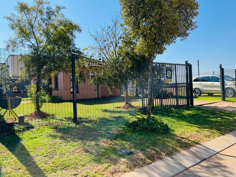 Stunning 3 bedroom house for sale in Protea Glen Ext 40 - modern amenities and spacious living await - Photo 2