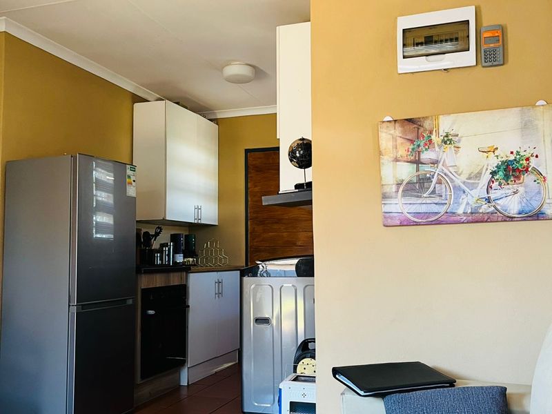 Stunning 3 bedroom house for sale in Protea Glen Ext 40 - modern amenities and spacious living await - Photo 8