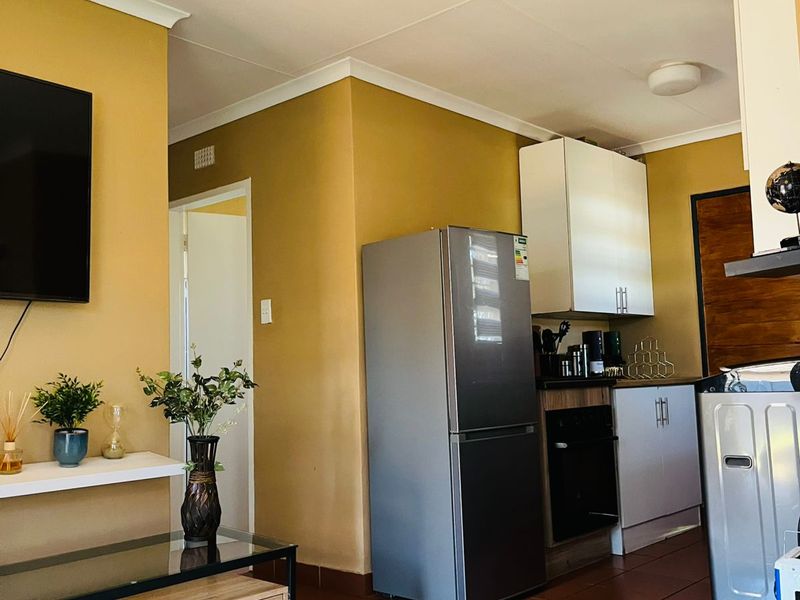 Stunning 3 bedroom house for sale in Protea Glen Ext 40 - modern amenities and spacious living await - Photo 7