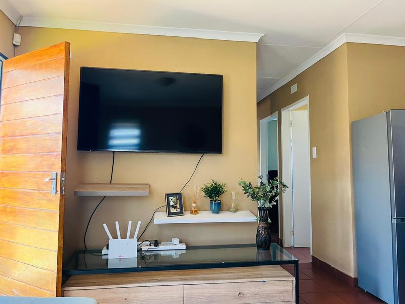 Stunning 3 bedroom house for sale in Protea Glen Ext 40 - modern amenities and spacious living await - Photo 6