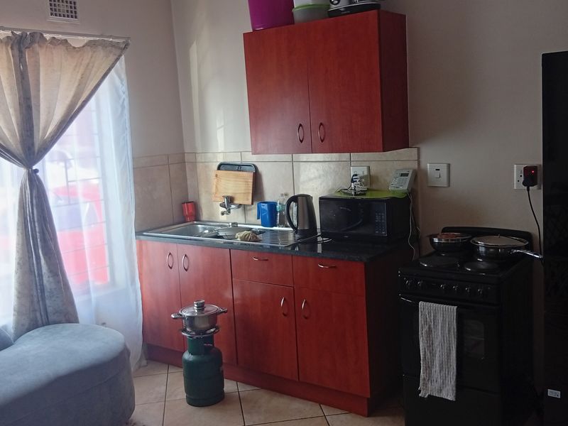 Stunning 2-bedroom apartment in Jabulani, Soweto, perfect for modern living—don’t miss out! - Photo 10
