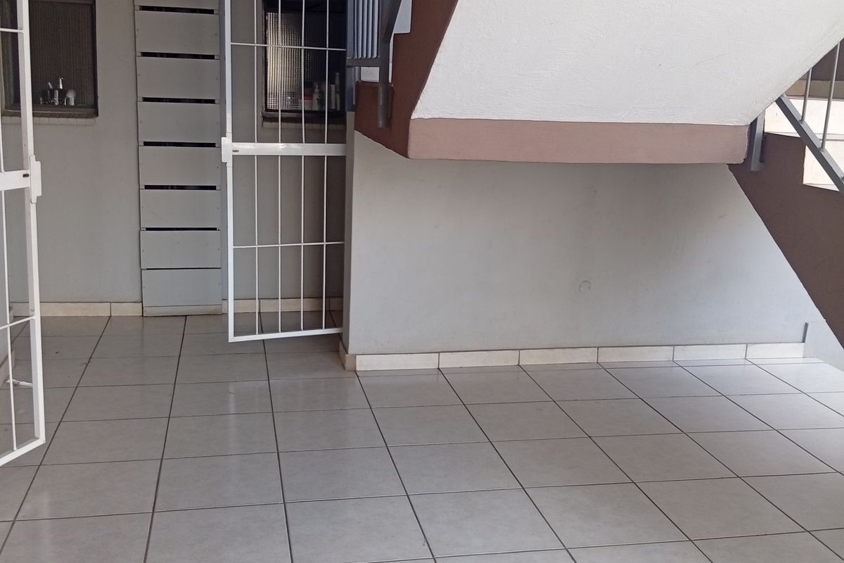 Stunning 2-bedroom apartment in Jabulani, Soweto, perfect for modern living—don’t miss out! - Photo 2