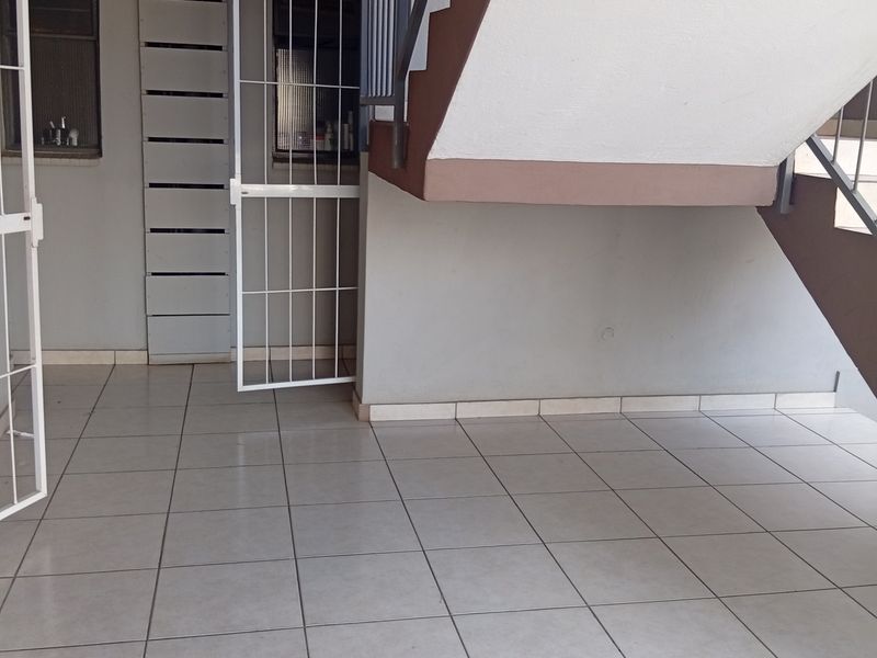 Stunning 2-bedroom apartment in Jabulani, Soweto, perfect for modern living—don’t miss out! - Photo 2