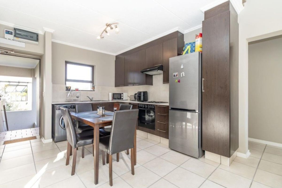 Modern Loft Living - 2Bedroom Apartment  In Douglasdale For Sale. - Photo 3