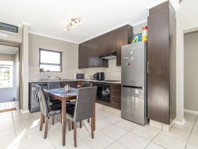 Modern Loft Living - 2Bedroom Apartment  In Douglasdale For Sale. - Photo 3