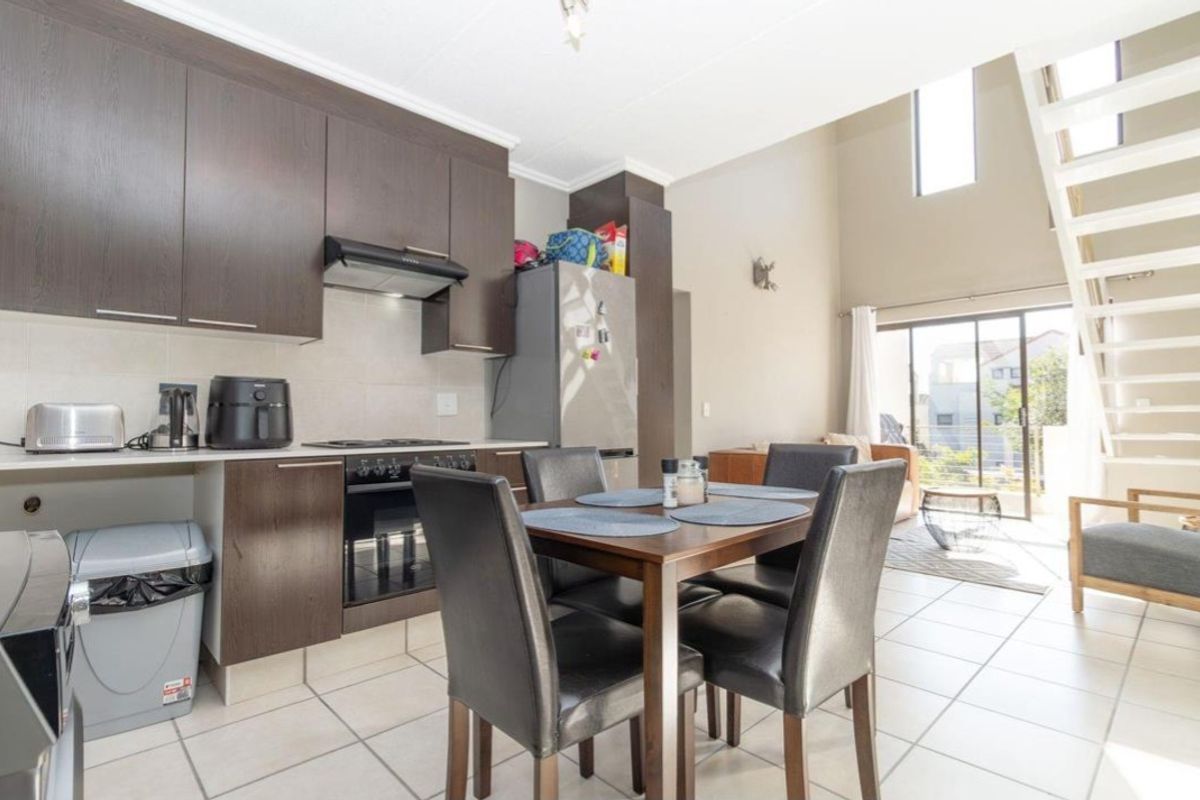 Modern Loft Living - 2Bedroom Apartment  In Douglasdale For Sale. - Photo 4