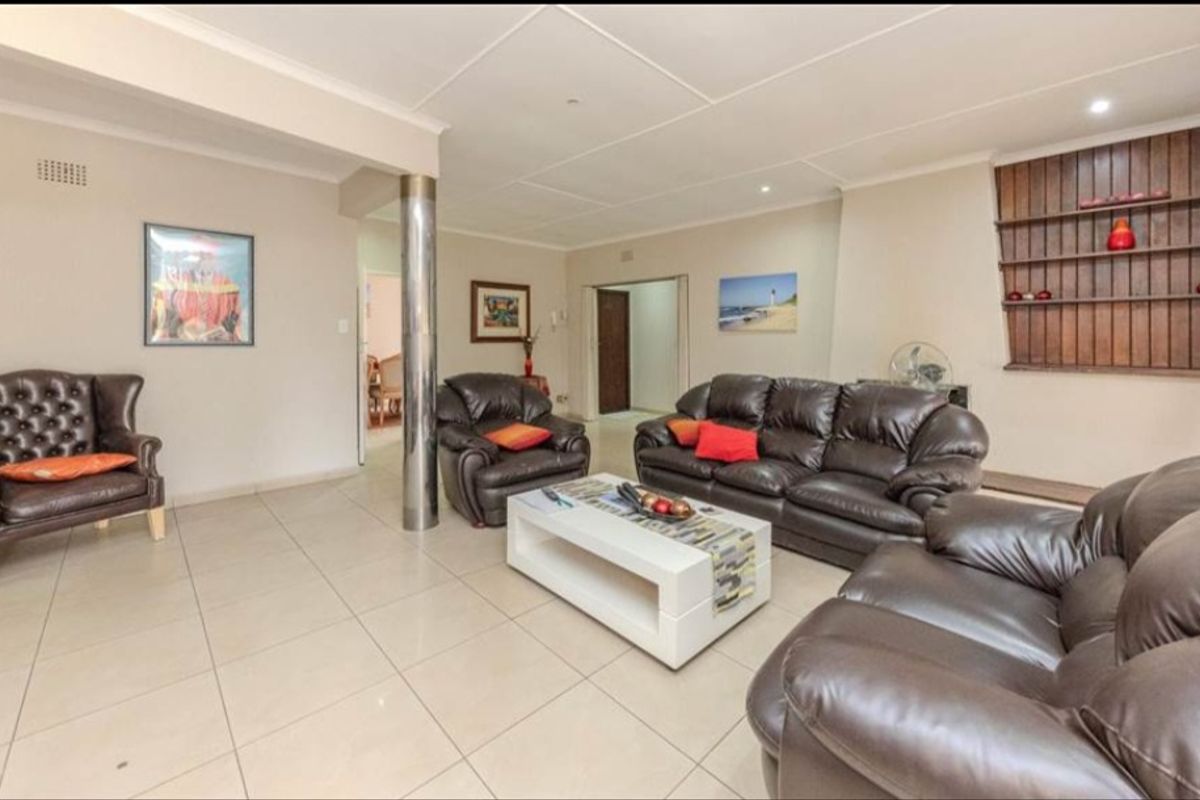 Stunning 4- Bedroom Home For Sale In Constantia Kloof - Photo 4