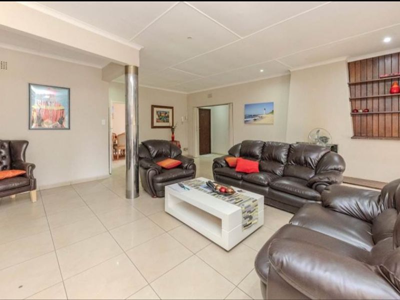 Stunning 4- Bedroom Home For Sale In Constantia Kloof - Photo 4