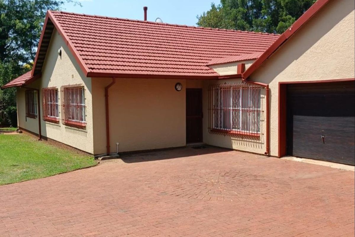 Stunning 4- Bedroom Home For Sale In Constantia Kloof - Photo 2