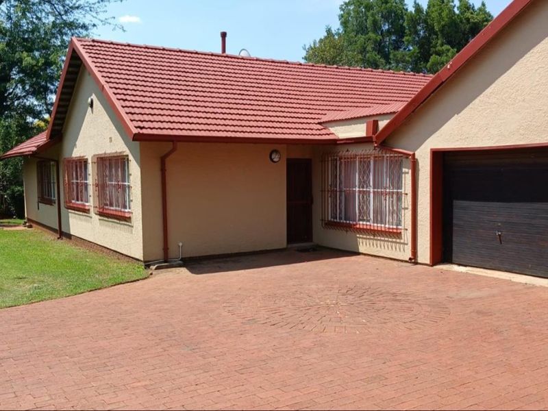 Stunning 4- Bedroom Home For Sale In Constantia Kloof - Photo 2