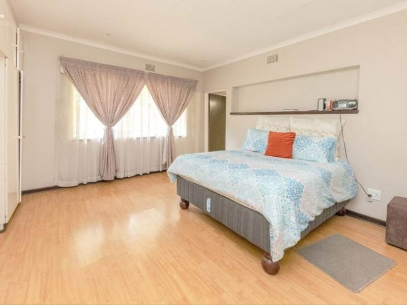 Stunning 4- Bedroom Home For Sale In Constantia Kloof - Photo 9